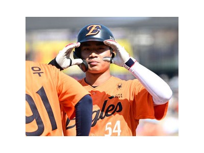 오재원 데뷔전에서 히트에 이어 홈런까지 날리자 팬들 환호